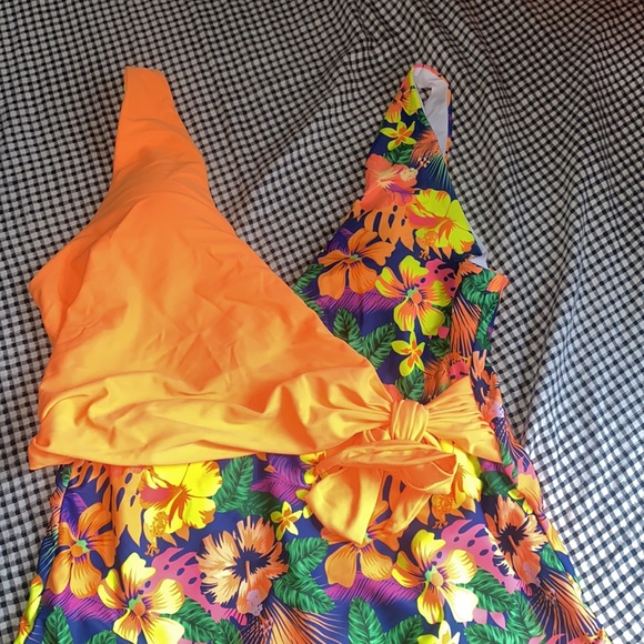 This beautiful bright bathing suit is all yours! Great fit & gives summer feels! - Picture 4 of 7